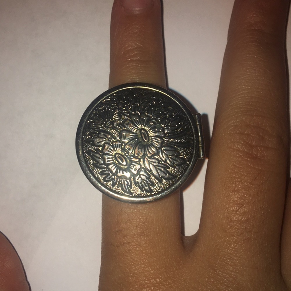 Flower design ring locket (vintage)